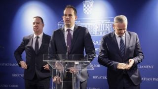 Konferencija za medije Kluba zastupnika HDZ-a u Hrvatskom saboru o izboru sudaca Ustavnog suda RH i predsjednika Vrhovnog suda RH, na kojoj sudjeluju Nikola Mažar, Ivan Malenica i Krunoslav Katičić, Zagreb, 21. siječnja 2026.