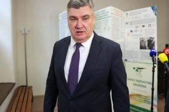 Predsjednik Republike Zoran Milanović daje izjavu za medije tijekom posjeta Fakultetu kemijskog inženjerstva i tehnologije Sveučilišta u Zagrebu, 28. siječnja 2026.