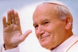 Papa Ivan Pavao II. podiže ruku u znak blagoslova tijekom javnog obraćanja.