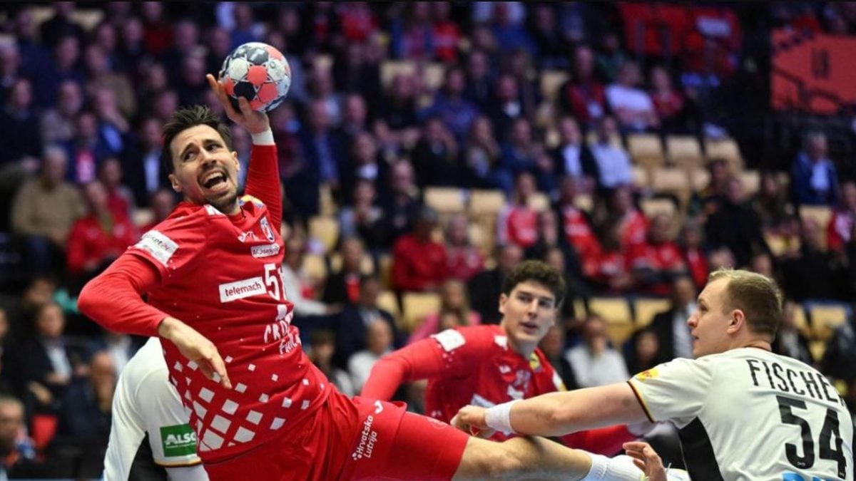 Hrvatski rukometaš Ivan Martinović šutira preko njemačkog pivota Justusa Fischera u polufinalu EHF Europskog prvenstva 2026. u Herningu.