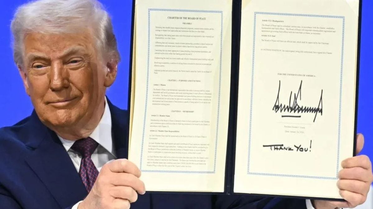 Američki predsjednik Donald Trump drži potpisanu osnivačku povelju Odbora za mir tijekom sastanka na Svjetskom gospodarskom forumu u Davosu, 22. siječnja 2026.