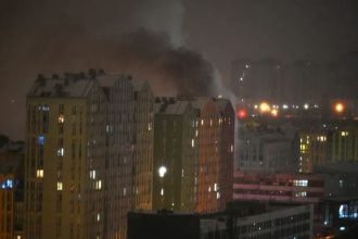 Dim iznad stambene zgrade u Kijevu nakon ruskog raketnog i dronskog napada 9. siječnja 2026., tijekom invazije na Ukrajinu.