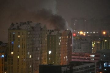 Dim iznad stambene zgrade u Kijevu nakon ruskog raketnog i dronskog napada 9. siječnja 2026., tijekom invazije na Ukrajinu.