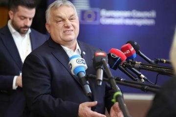 Mađarski premijer Viktor Orban govori medijima nakon izvanrednog summita EU-a u Bruxellesu