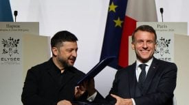 Volodimir Zelenski i Emmanuel Macron na summitu Koalicije voljnih u Parizu tijekom potpisivanja deklaracije o sigurnosnim jamstvima za Ukrajinu