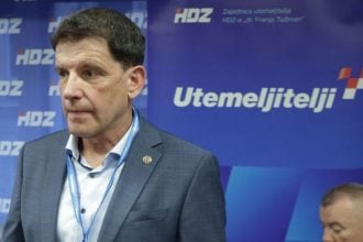 Ivica Tafra, predsjednik Zajednice utemeljitelja HDZ-a “Dr. Franjo Tuđman”, govori na tribini o sigurnosnim izazovima Hrvatske u Zagrebu, 26. ožujka 2025.