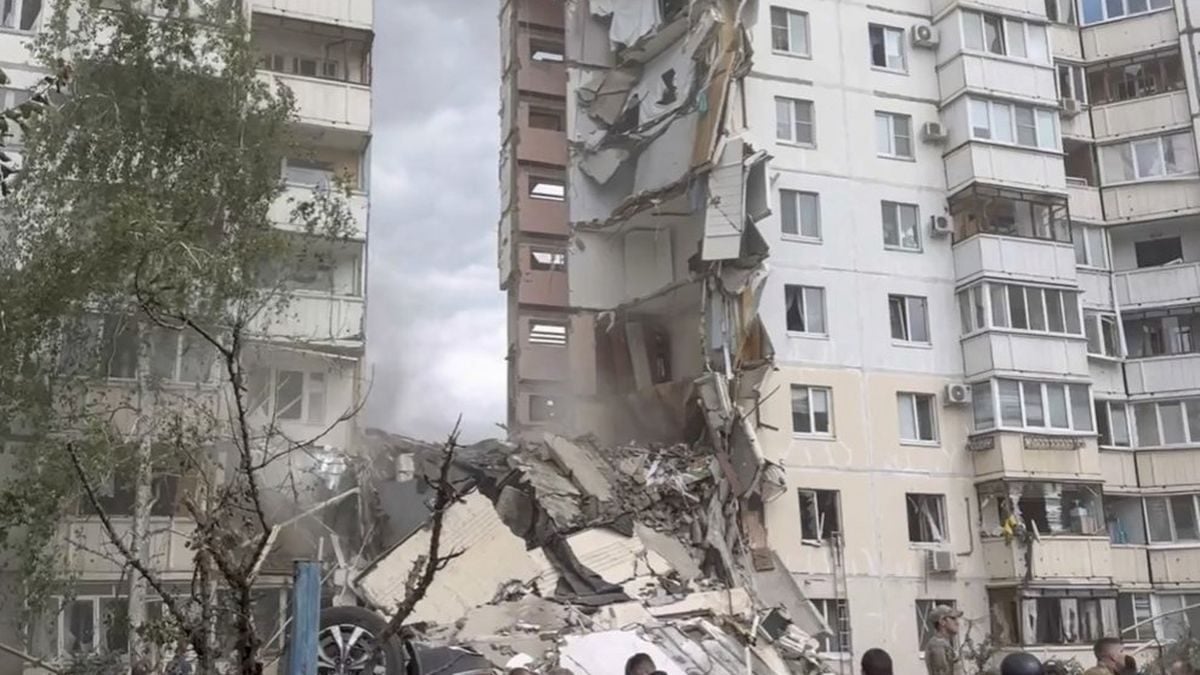 14.5.2024 - Oštećena stambena zgrada u Belgorodu nakon ukrajinskog zračnog napada, s urušenim dijelom zgrade i okupljenim građanima i pripadnicima službi na terenu.