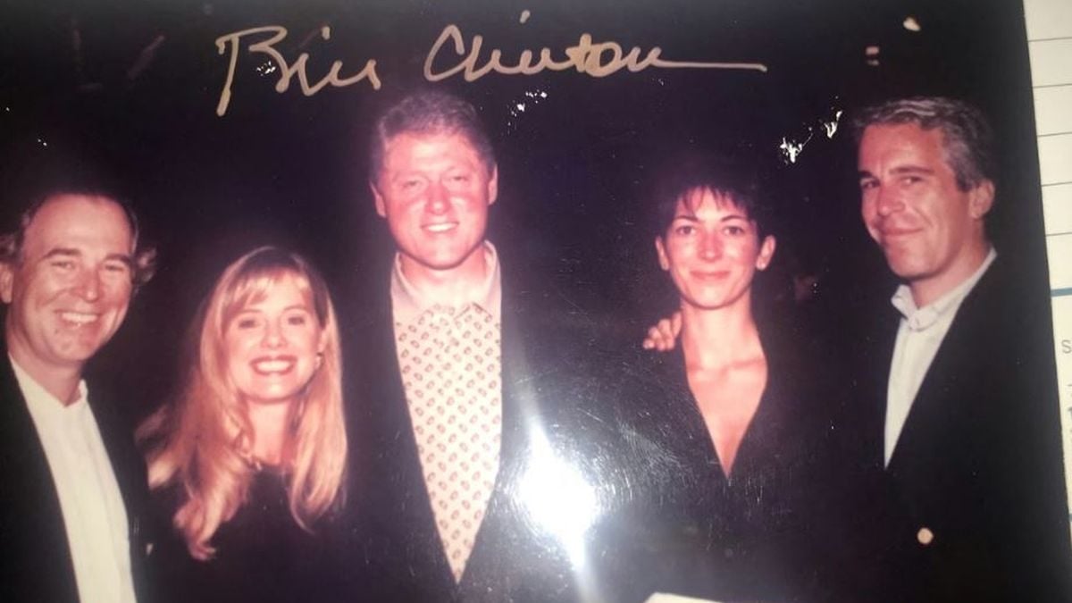 Bill Clinton pozira s Jeffreyjem Epsteinom i Ghislaine Maxwell na nedatiranoj fotografiji iz Epsteinove osobne zbirke