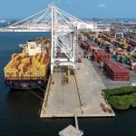 Teretni brod u luci Baltimore tijekom utovara kontejnera, zračni prikaz industrijske luke u Marylandu, kolovoz 2025.