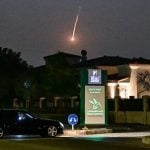 Projektil pada iznad Dubaija dok se iznad grada uzdiže gusti dim nakon snažne eksplozije 28. veljače 2026. godine.