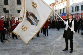 Dubrovnik, 2. veljače 2026. – Puštanje golubica i podizanje barjaka ispred crkve sv. Vlaha na otvaranju Feste sv. Vlaha na blagdan Kandelore.