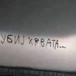 Grafit s prijetećom porukom ispisan na zidu crkve Sv. Josipa u Tesliću, Republika Srpska, kojim se poziva na nasilje nad Hrvatima.