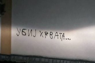 Grafit s prijetećom porukom ispisan na zidu crkve Sv. Josipa u Tesliću, Republika Srpska, kojim se poziva na nasilje nad Hrvatima.