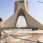 Općinski radnik čisti Trg Azadi u Teheranu u blizini kule Azadi, 23. veljače 2026.