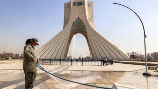 Općinski radnik čisti Trg Azadi u Teheranu u blizini kule Azadi, 23. veljače 2026.