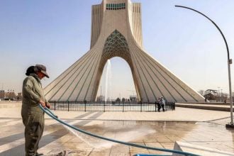 Općinski radnik čisti Trg Azadi u Teheranu u blizini kule Azadi, 23. veljače 2026.