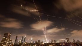 Izraelski sustavi protuzračne obrane presreću iranske projektile iznad Tel Aviva u lipnju 2025. godine.