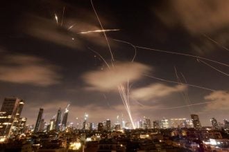 Izraelski sustavi protuzračne obrane presreću iranske projektile iznad Tel Aviva u lipnju 2025. godine.