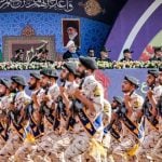 Iranski predsjednik Hassan Rouhani i vojni zapovjednici promatraju paradu Iranske revolucionarne garde u Teheranu tijekom Tjedna svete obrane.