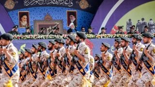 Iranski predsjednik Hassan Rouhani i vojni zapovjednici promatraju paradu Iranske revolucionarne garde u Teheranu tijekom Tjedna svete obrane.