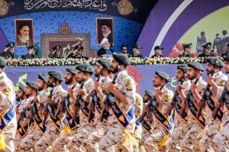 Iranski predsjednik Hassan Rouhani i vojni zapovjednici promatraju paradu Iranske revolucionarne garde u Teheranu tijekom Tjedna svete obrane.