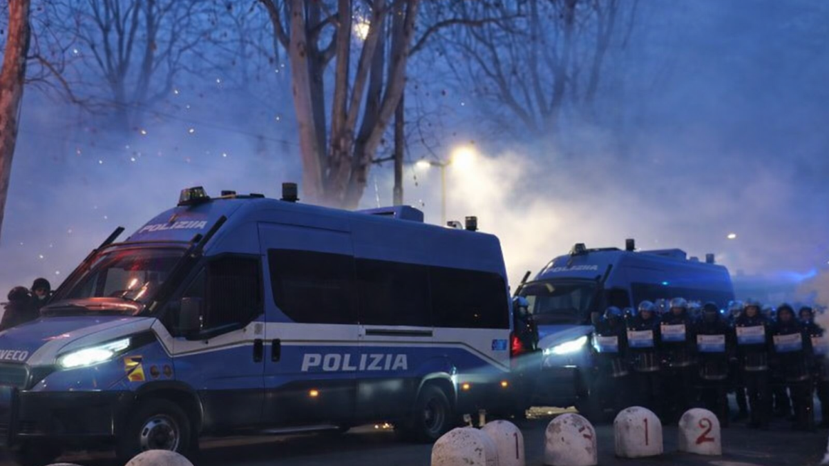 Policijska vozila i pripadnici snaga sigurnosti tijekom nasilnih prosvjeda u Torinu zbog zatvaranja ljeviÄarskog kulturnog centra.