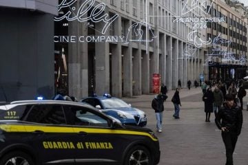 Automobil talijanske Guardia di Finanza patrolira trgom San Babila u Milanu uoči Olimpijskih igara Milano–Cortina 2026.