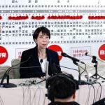 Japanska premijerka Sanae Takaichi obraća se medijima u sjedištu Liberalno-demokratske stranke u Tokiju na dan izbora za Zastupnički dom, 8. veljače 2026.