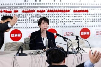 Japanska premijerka Sanae Takaichi obraća se medijima u sjedištu Liberalno-demokratske stranke u Tokiju na dan izbora za Zastupnički dom, 8. veljače 2026.