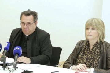 Vladimir Dugalić i Dubravka Hrabar na konferenciji za medije u Zagrebu o Izjavi Komisije HBK-a Iustitia et pax o surogat majčinstvu, 19. veljače 2026.