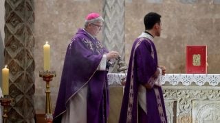 Misa na Pepelnicu u katedrali sv. Stošije u Zadru, nadbiskup Milan Zgrablić predvodi obred pepeljenja 22. veljače 2023.