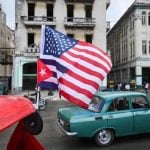 Kubanska i američka zastava na triciklu u Havani tijekom političkih napetosti između Kube i SAD-a, siječanj 2026.