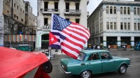 Kubanska i američka zastava na triciklu u Havani tijekom političkih napetosti između Kube i SAD-a, siječanj 2026.