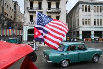 Kubanska i američka zastava na triciklu u Havani tijekom političkih napetosti između Kube i SAD-a, siječanj 2026.