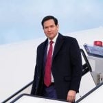 Američki državni tajnik Marco Rubio izlazi iz zrakoplova u zračnoj luci u Münchenu prije početka Münchenske sigurnosne konferencije.