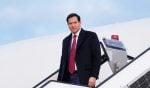 Američki državni tajnik Marco Rubio izlazi iz zrakoplova u zračnoj luci u Münchenu prije početka Münchenske sigurnosne konferencije.