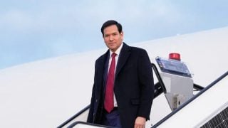 Američki državni tajnik Marco Rubio izlazi iz zrakoplova u zračnoj luci u Münchenu prije početka Münchenske sigurnosne konferencije.