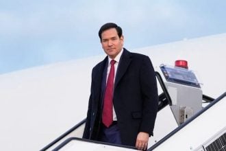 Američki državni tajnik Marco Rubio izlazi iz zrakoplova u zračnoj luci u Münchenu prije početka Münchenske sigurnosne konferencije.