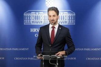 Marin Miletić na konferenciji za medije u Zagrebu o zaštiti građana od nezakonitih kamata, 27. veljače 2026. godine.