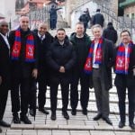 Đani Rahimić ogrnut šalom Crystal Palacea tijekom susreta s britanskim veleposlanikom u istočnom dijelu Mostara