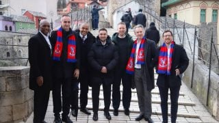 Đani Rahimić ogrnut šalom Crystal Palacea tijekom susreta s britanskim veleposlanikom u istočnom dijelu Mostara
