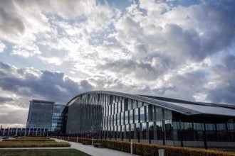 Sjedište NATO-a u Bruxellesu, ispred kojeg se nalazi zastava Saveza, u kontekstu najave nove vojne misije na Arktiku.