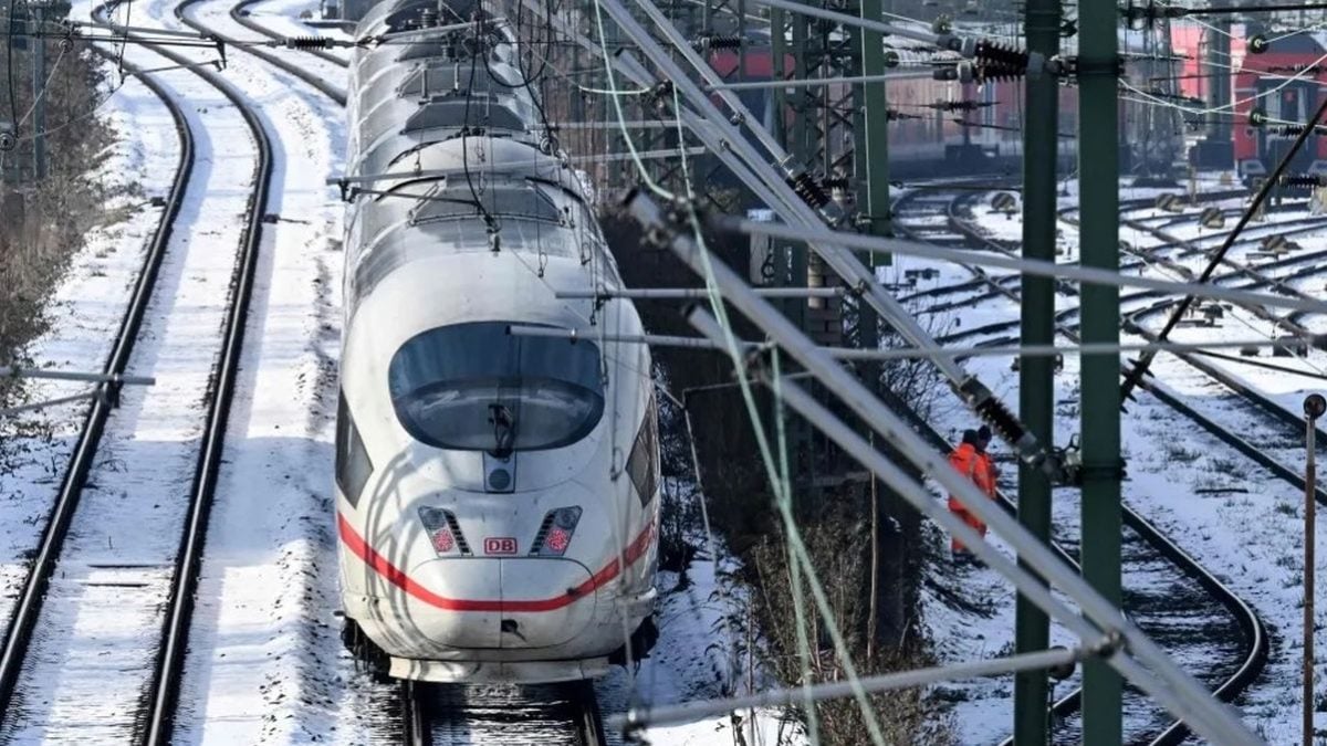 Brzi vlak ICE na snijegom prekrivenim tračnicama kod glavnog kolodvora u Frankfurtu na Majni tijekom zimskog dana, uz temperaturu od 3 stupnja Celzija iznad ništice.