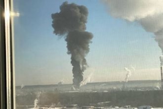 Požar u rafineriji nafte u Uhti u ruskoj Republici Komi nakon napada dronom.