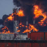 Naftna crpna stanica u Tatarstanu zahvaćena velikim požarom nakon napada, gusti crni dim i eksplozije iznad industrijskog postrojenja.