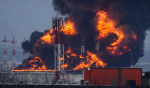 Naftna crpna stanica u Tatarstanu zahvaćena velikim požarom nakon napada, gusti crni dim i eksplozije iznad industrijskog postrojenja.