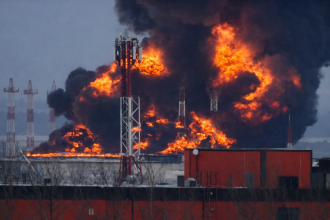 Naftna crpna stanica u Tatarstanu zahvaćena velikim požarom nakon napada, gusti crni dim i eksplozije iznad industrijskog postrojenja.