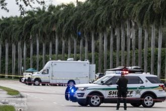 Policijski službenici okruga Palm Beach osiguravaju stražnji ulaz u Trump International Golf Club nakon prijave pucnjave i pokušaja atentata na Donalda Trumpa.