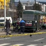 Oštećeni tramvaj nakon iskliznuća s tračnica u Sarajevu kod Zemaljskog muzeja BiH, gdje je jedna osoba poginula, a više ih je ozlijeđeno.