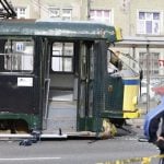 Tramvaj iskliznuo s tračnica u Sarajevu, oštećeno vozilo na kolniku nakon nesreće u kojoj je jedna osoba poginula, a četiri su ozlijeđene.